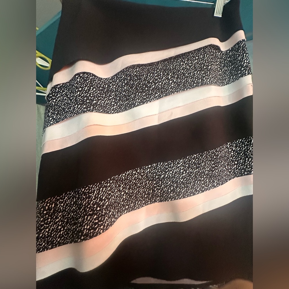 White House Black Market Sz 4 Tiered Pencil Skirt Lined